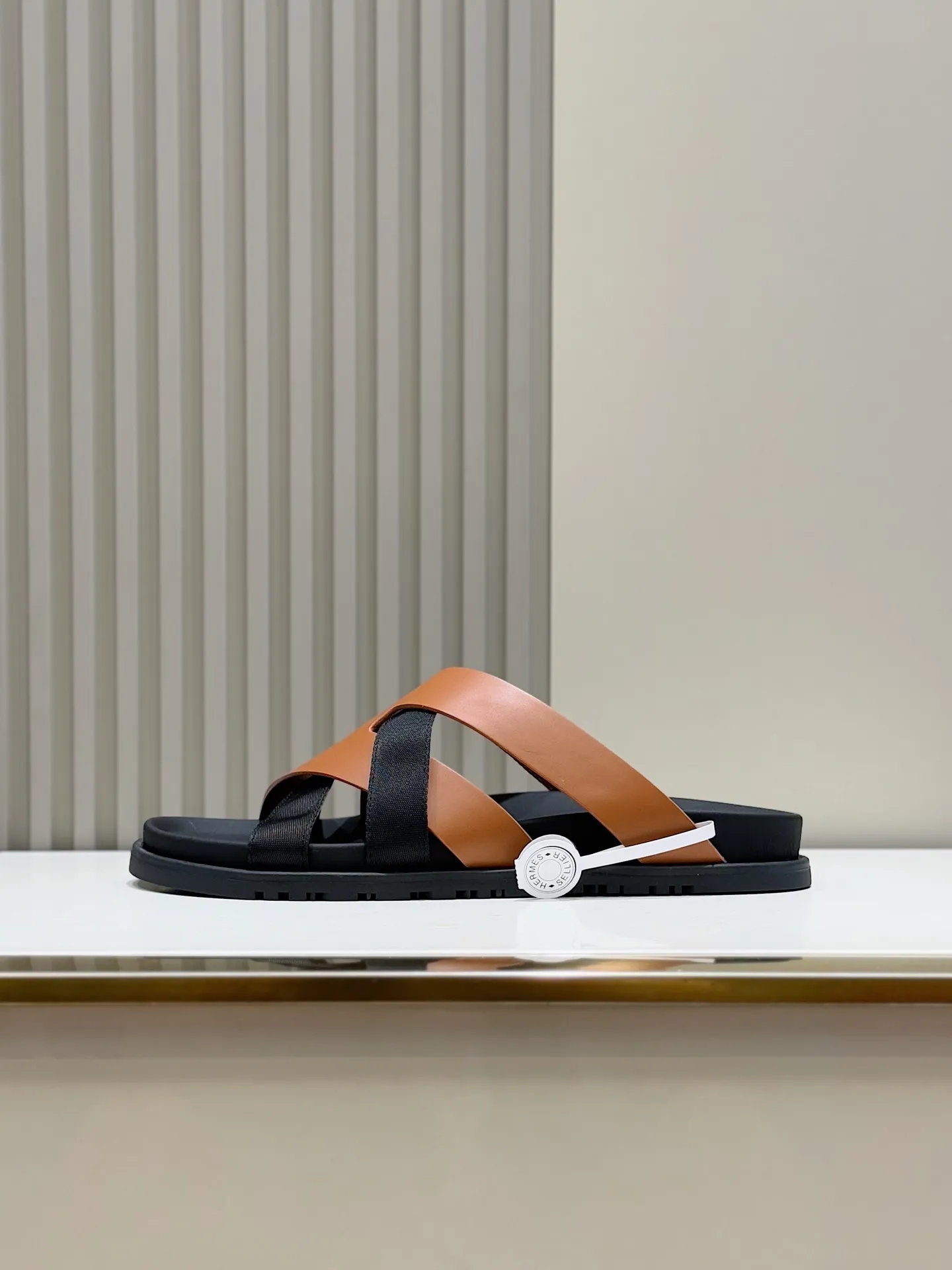 Batch 280 Hermes men's Kazimir slippers - top quality woven calfskin functional sandals, with interwoven uppers inspired by the "H" iconic pattern to create a casual look, perfect for summer. Imported cowhide + cowhide lining + rubber outsole Size: 38-44 (.45.46 customized)